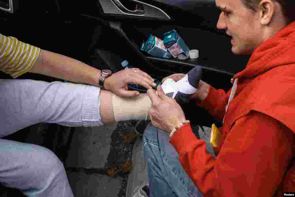 A menet egyik résztvevőjének lába orvosi kezelésre szorul