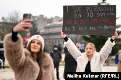 Studentice nose transparent sa stihovima novosadskog kantautora Đorđa Balaševića, tokom protesta u Sarajevu.