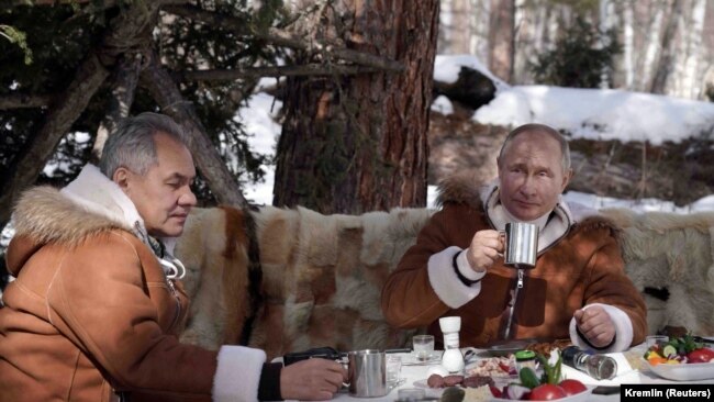 Vladimir Putin (sağda) və Sergey Şoyqu Sibir tayqasında istirahət edərkən (Arxiv fotosu)