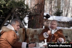 Ministrul apărării, Serghei Shoigu, l-a însoțit pe Vladimir Putin în vacanța din Siberia (21 martie, 2021)