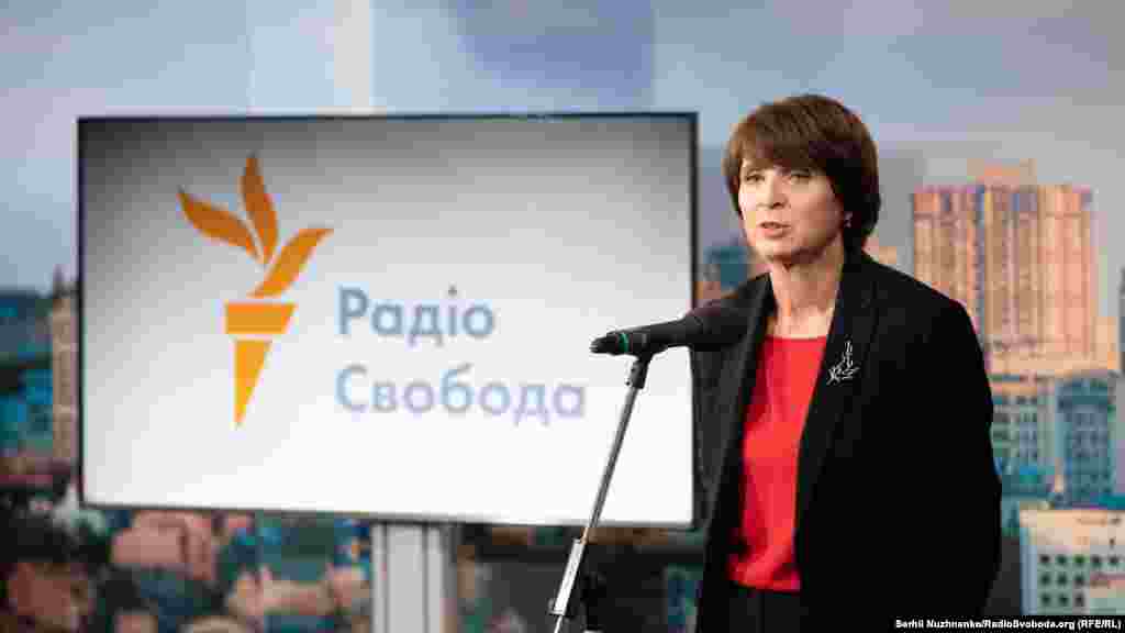 &laquo;Хоч більшість з нас в гарних умовах, але зараз у неволі наші колеги: Микола Семена і Станіслав Асєєв. Глушили голос Радіо Свобода за радянських часів, глушать, на жаль, зараз хоча й в інший спосіб на окупованих територіях Донбасу і анексованого Криму&raquo; &ndash; головний редактор Київського бюро Радіо Свобода Інна Кузнецова