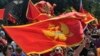 Демонстранти веат знамиња на Црна Гора за време на митингот во поранешната престолнина на Црна Гора, Цетиње, 22 август 2021 година