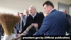 Дырэктар ААТ «Карэлічы-лён» Сяргей Тур (справа) праводзіць экскурсію па заводзе для Аляксандра Лукашэнкі, 2019 год