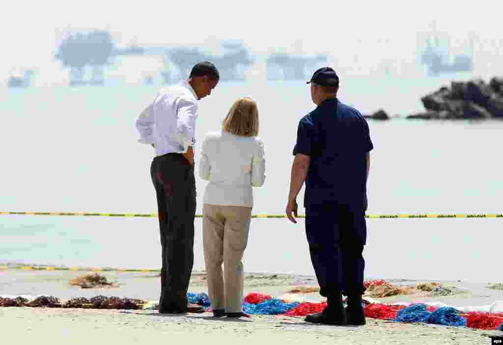 Обама прогулюється вздовж пляжу в Порт Форчон, штат Луїзіана, 28 травня 2010 року після вибуху на нафтовидобувній платформі Deepwater Horizon компанії British Petroleum. Аварію у Мексиканській затоці оцінили як найбільшу в історії шельфового нафтовидобутку.&nbsp;
