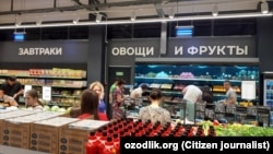 Тошкентдаги супермаркетдаги ёзувлар рус тилида.