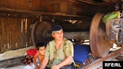 İmişli vağzalının köməkçi relsləri üzərində qaçqınlar üçün salınan vaqon şəhərciyi