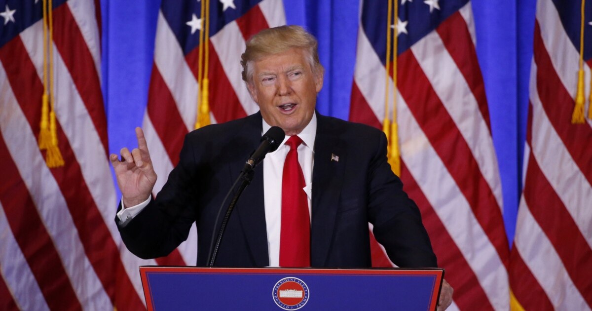 Жалаңаш және кеуделері бар күлкілі Еріндері үлкен қыздардың писькилері