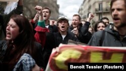 Архивска фотографија: Студентите протестираат против најавените реформи во високото образование пред унивезритетот Сорбона во Париз на 10 април 2018