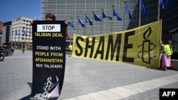 Amnesty International уюмунун активисттери "Талибан" менен келишимге каршы акция өткөрүштү. Брюссел, 23-июнь 2026-жыл 