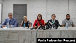 Reprezentanții consiliului opoziției se adresează presei după prima ședință de la înființare 18 august