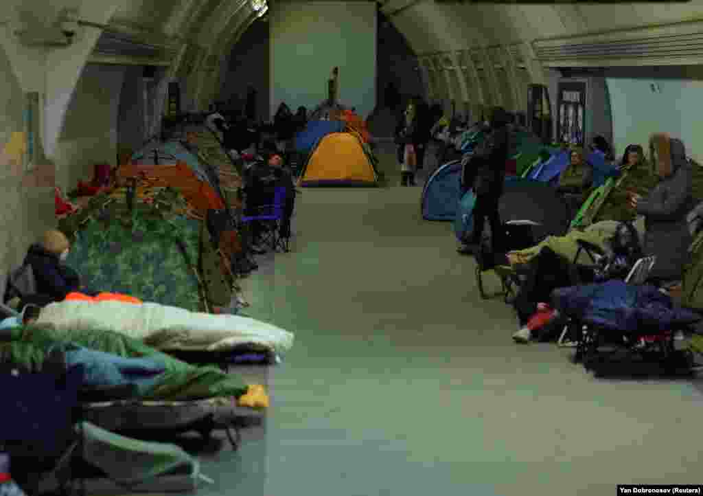 Кияни вночі проти 24 січня ховаються всередині станції метро під час нової масованої атаки армії РФ по столиці України. Київ, 24 січня 2026 року