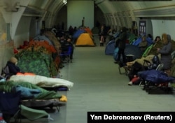 Oameni care se adăpostesc într-o stație de metrou în timpul unui atac rusesc la Kiev, 24 ianuarie 2026.