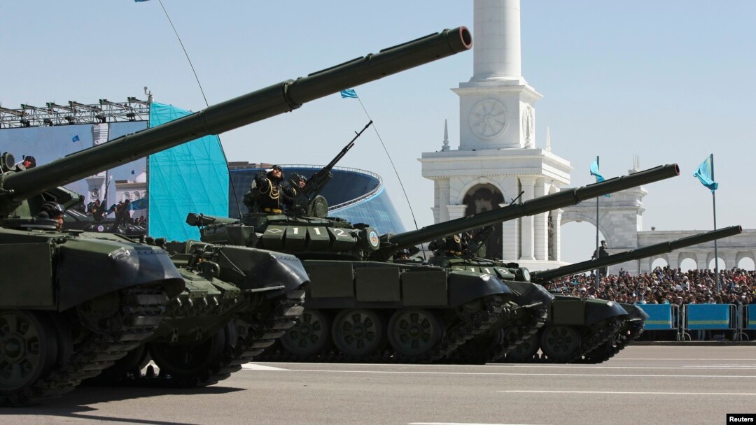 Отан қорғаушылар күні Астанадағы парадқа қатысқан әскери техника. 7 мамыр 2014 жыл.
