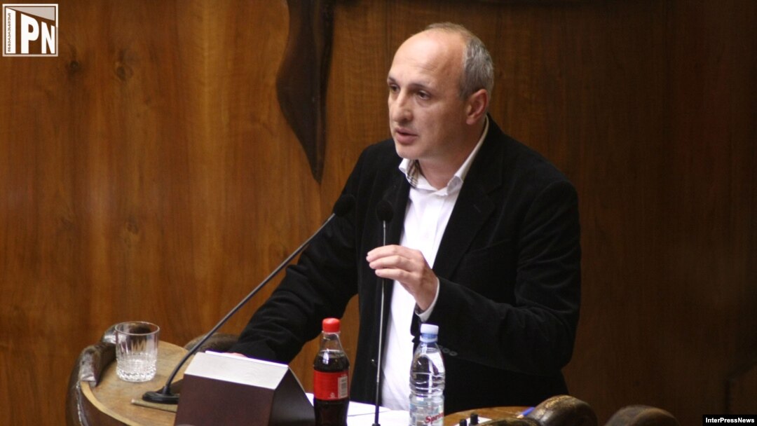Мерабишвили часть вопросов отбросил сразу, не считая нужным отвечать на вопросы «общего» характера, и рассказал об успехах МВД за последнее время