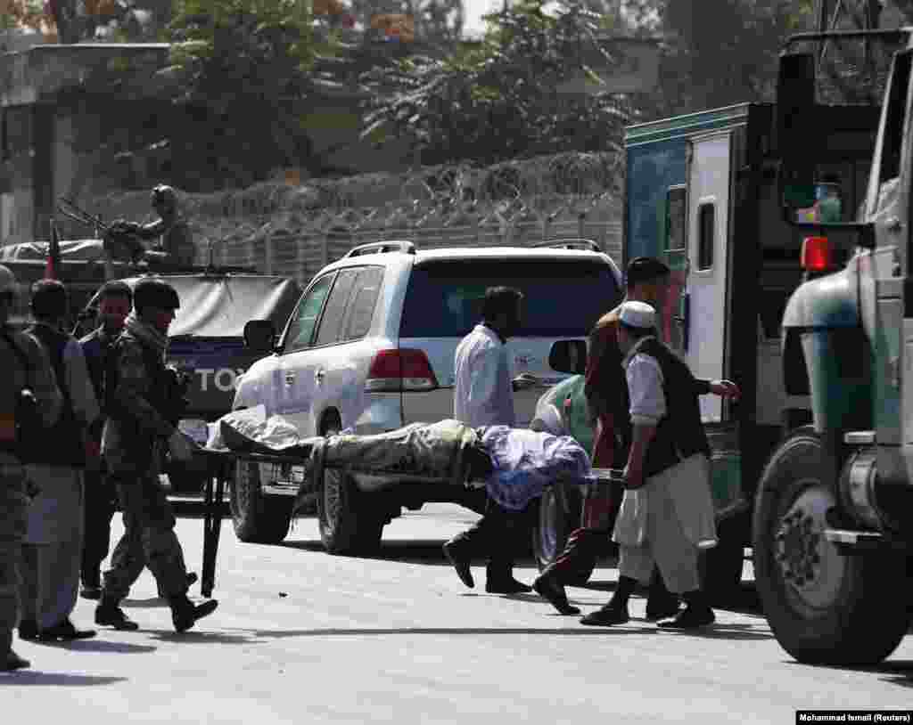 АВГАНИСТАН - Најмалку 10 лица загинаа, а над 30 се повредени во експлозија на бомба покрај пат во Кабул, чија цел била првиот потпретседател на Авганистан Амрулах Салех, кој бил спасен само со мали изгореници, соопшти неговиот портпарол, Разван Мурад. Ова не е прв напад врз потпретседателот кој претходно беше шеф на авганистанското разузнување, пренесе АП.