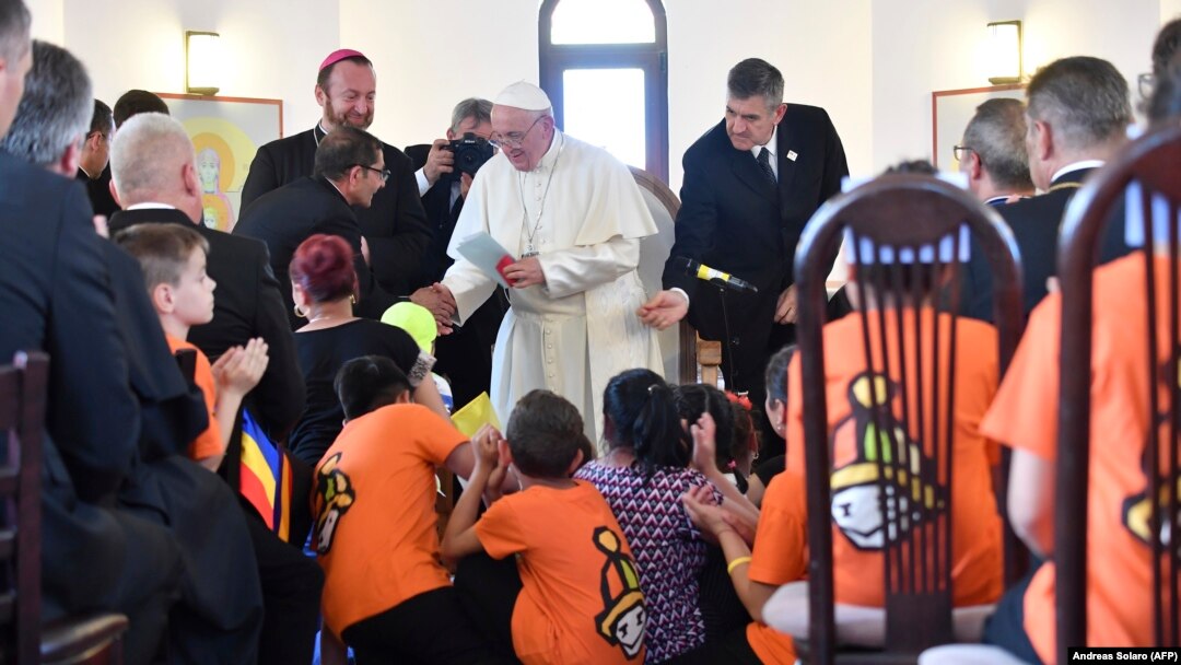Papa Francisc, în biserica din „Barbu Lăutaru”, cartierul romilor din Blaj.