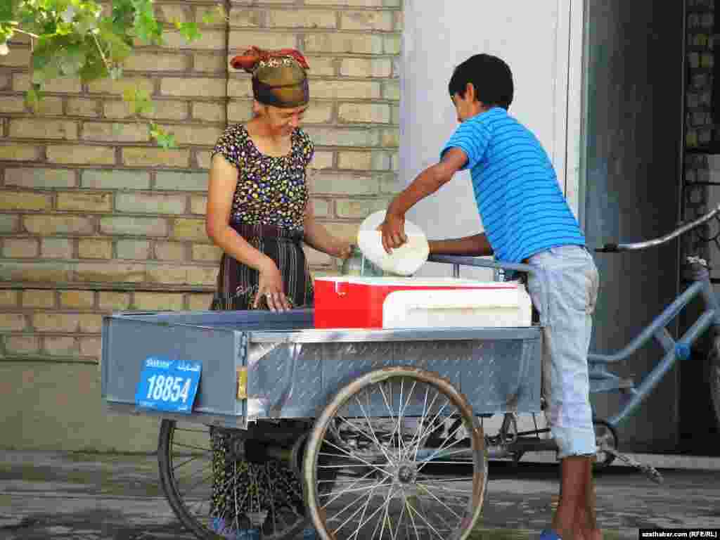 Gapy-gapy aýlanyp süýt satýan oglanjyk