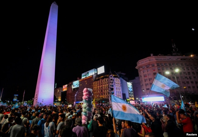 Argjentinasit duke e festuar fitoren e Javier Mileit në balotazhin e zgjedhjeve presidenciale të dielën më 19 nëntor në Buenos Aires.