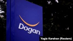Логото на „Доган Холдинг“ пред седиштето на компанијата во Истанбул 