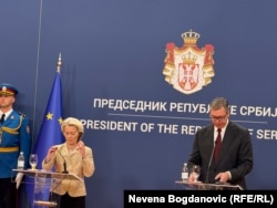 Shefja e Komisionit Evropian, Ursula von der Leyen, dhe presidenti i Serbisë, Aleksandar Vuçiq, gjatë konferencës për media në Beograd më 15 tetor 2025.
