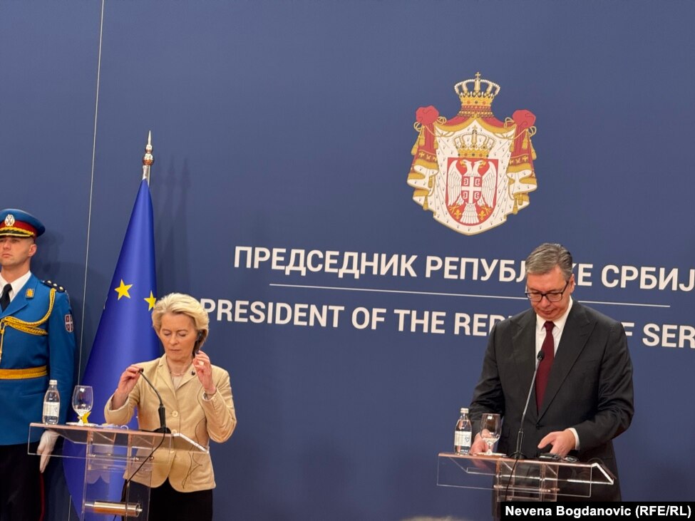 Shefja e Komisionit Evropian, Ursula von der Leyen, dhe presidenti i Serbisë, Aleksandar Vuçiq, gjatë konferencës për media në Beograd më 15 tetor 2025.