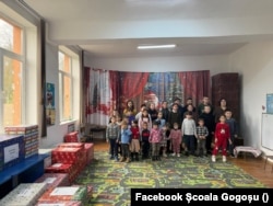 Copiii de la Școala din Gogoșu îl așteaptă pe Moș Crăciun. 17 decembrie 2025.