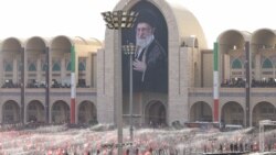 Zbog velike vrućine iranski bezbednosni zvaničnici prskaju vodom okupljene na sahrani preminulog vrhovnog vođe Irana, ajatolaha Alija Hameneija, u Teheranu 5. jula 2026.