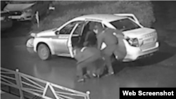 избиение Логинова (стоп-кадр с видео с камер видеонаблюдения)