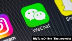 WeChat, Instagram, Snapchat, на экране смартфона Apple iPhone 8, крупным планом.