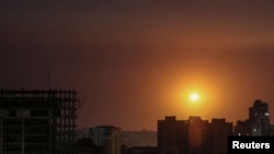 Вибух у небі над Києвом під час нічної російської атаки