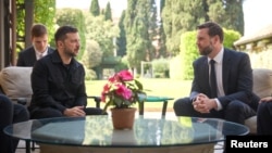 Cu o zi înaintea convorbirii Trump - Putin, președintele ucrainean Volodimir Zelenski s-a întâlnit la Roma cu vicepreședintele american, JD Vance, pe 18 mai