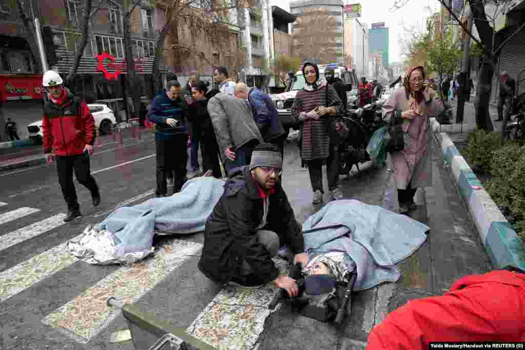 Žrtve na ulici nakon napada na Teheran početkom 2026. godine.Moaiery je za Reuters izjavila da su pripadnici Islamske revolucionarne garde pretresli njen dom i zaplijenili fotoaparat nakon što su SAD i Izrael početkom 2026. godine izveli napade na Iran.