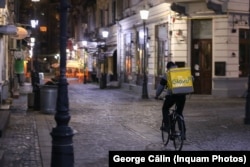 Livrator în Centrul Vechi din București, în perioada restricții impuse de autorități din cauza Covid - martie 2021.
