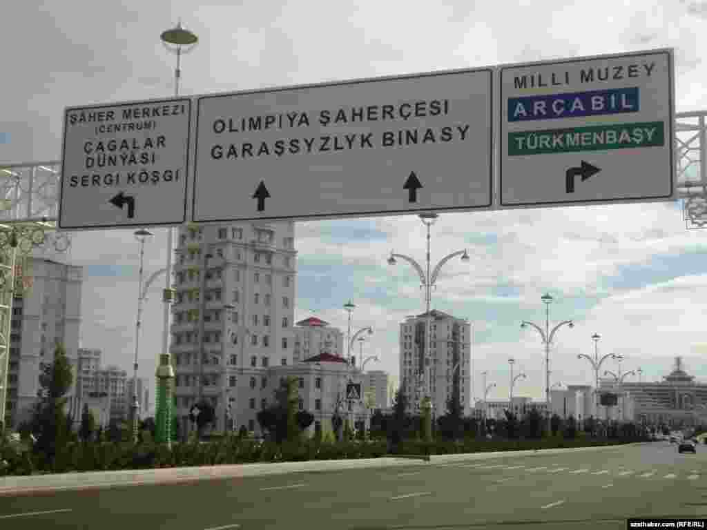 "Garaşsyzlyk binasyna" tarap ugry görkezýän bellik