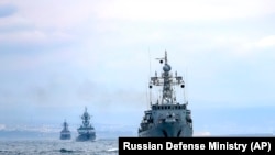 Ucraina a acuzat Rusia că îi blochează accesul la mare, în timp ce Rusia se pregătește pentru exercițiile navale de săptămâna viitoare.