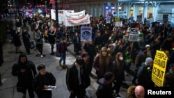 Люди протестують проти Імміграційної і митної служби (ICE) після того, як імміграційний агент США застрелив 37-річну Рене Ніколь Гуд у її машині в Міннеаполісі. Нью-Йорк, США, 7 січня 2026 року