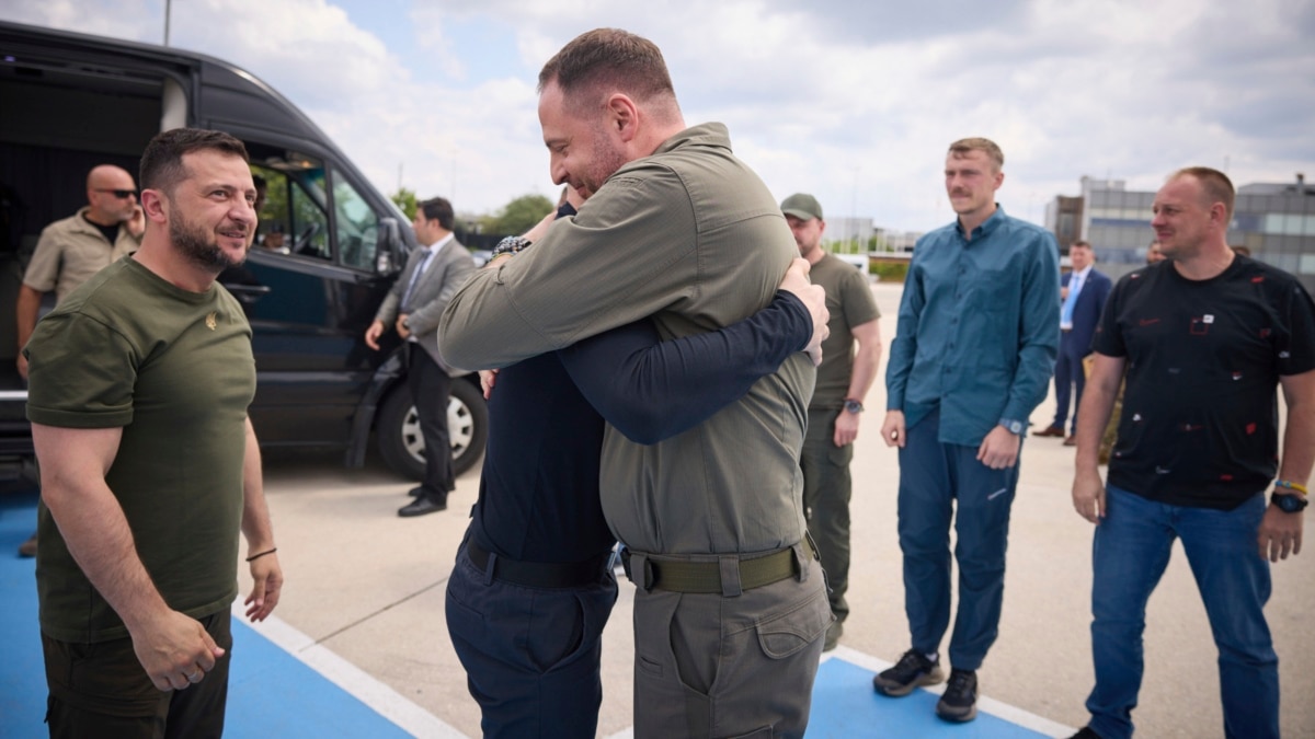 Zelenskiy Brings Home Five Ex-POW Mariupol Defenders From Turkey ...