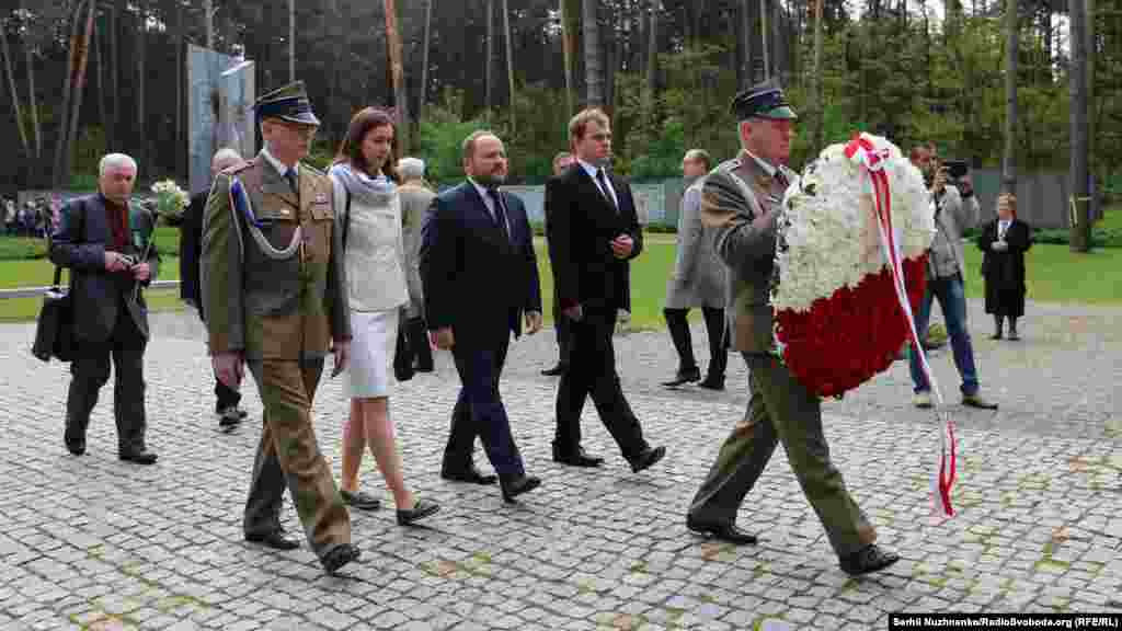 Польская варта несет венок к украинскому мемориала жертв политических репрессий