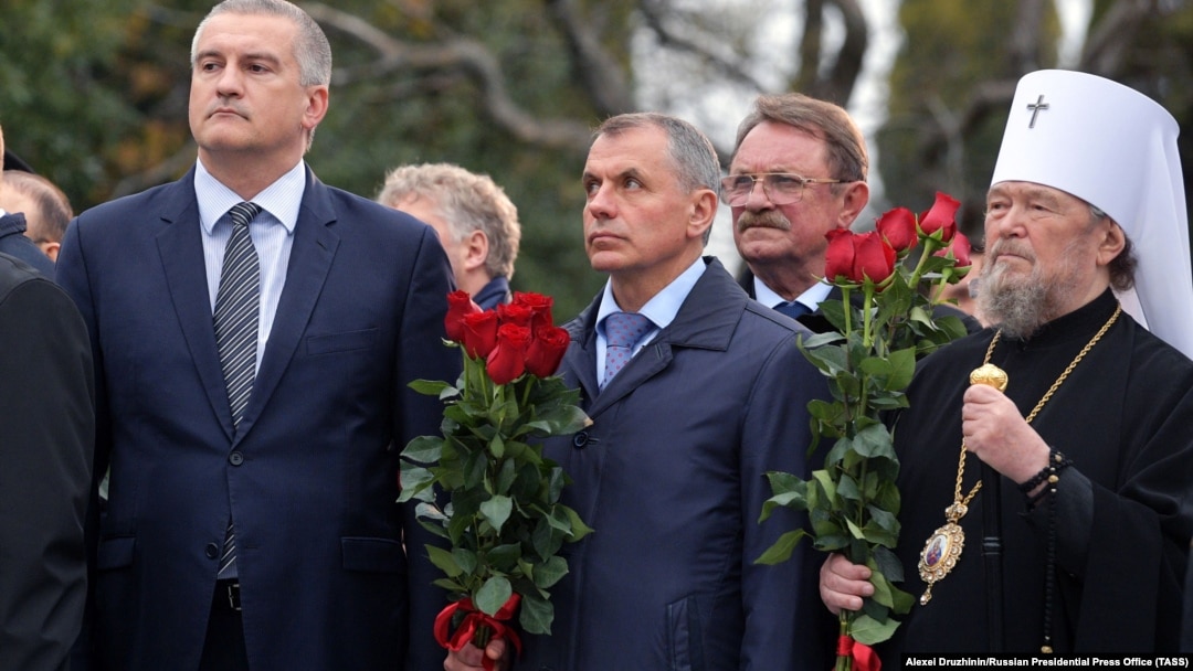 Російський глава Криму Сергій Аксьонов, спікер російського парламенту Криму Володимир Константинов і митрополит Сімферопольський та Кримський УПЦ (МП) Лазар (зліва направо) на церемонії відкриття пам'ятника імператору Олександру III. Ялта, 18 листопада 2017 року