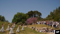 Încetarea luptelor pe durata Jocurilor Olimpice a devenit tradiție în Grecia antică. În imagine: repetiții în Grecia, duminică, 14 aprilie 2024, pentru ceremonia aprinderii focului olimpic. 