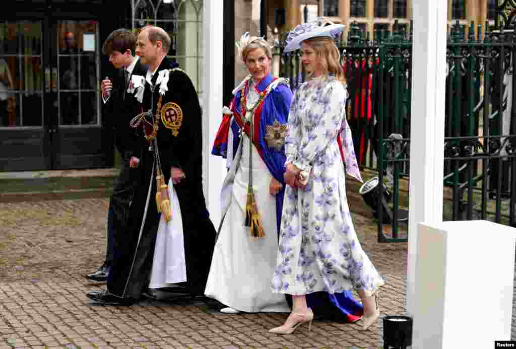 Ducele și ducesa de Edinburgh sosesc cu Lady Louise Windsor (dreapta) și Contele de Wessex (stânga) la Westminster Abbey, înaintea ceremoniei de încoronare a regelui Charles al III-lea și a reginei Camilla. Sâmbătă, 6 mai 2023. Andrew Milligan/Pool via REUTERS