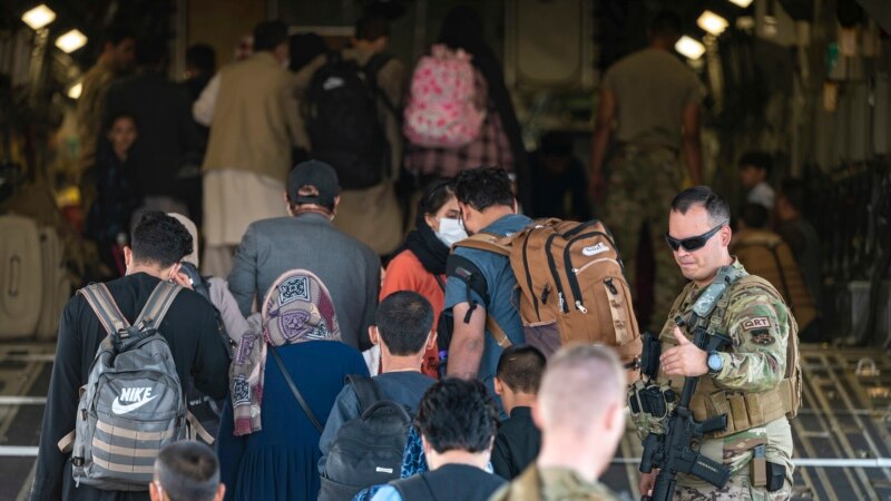 Ооганстандан чыгууну көздөгөндөр Кабул аэропортунда топтошуп турат