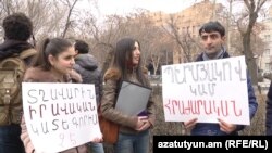 Բողոքի ակցիա Դատախազության շենքի առջև՝ Վալերի Պերմյակովին Հայաստանին փոխանցելու պահանջով, 12-ը փետրվարի, 2015թ․ 