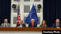 Kongresmen Joe Wilson (drugi slijeva) domaćin je briefinga u američkom Kongresu o predstojećim izborima u Srbiji. 