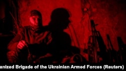 Військовослужбовець 24-ї механізованої бригади ЗСУ імені короля Данила у бліндажі поблизу міста Часів Яр у Донецькій області, Україна, 24 жовтня 2025 року