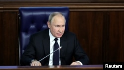 Відповідно до конституції Росії, президент зобов’язаний звертатися до Федеральних зборів зі щорічними посланнями, але у грудні стало відомо, що Путін може не виступити цього року 