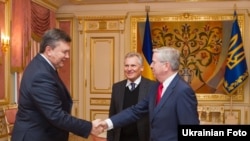 Президент України Віктор Янукович під час зустрічі з колишнім Президентом Польщі Александром Кваснєвським та колишнім головою Європейського парламенту Петом Коксом, Київ, 5 лютого 2013 року