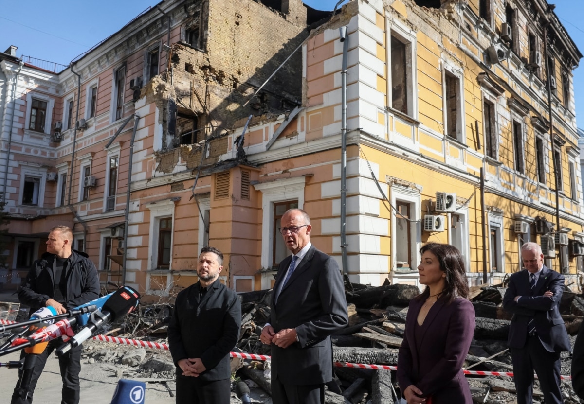 ОП: Мерц побував біля пошкодженої ударом РФ будівлі НАН у Києві, у той час лунала тривога