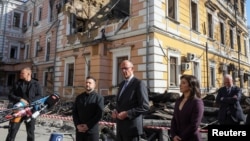 Friedrich Merz vizitează împreună cu gazdele ucrainene sediul Academiei de Știiințe din Kiev, lovit recent de ruși.