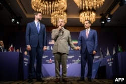 Pakistanın baş naziri Şahbaz Şərif ABŞ, İran, Pakistan və Qətər arasındakı dördtərəfli görüşdən əvvəl ABŞ vitse-prezidenti Cey Di Vens və Qətərin baş naziri Şeyx Məhəmmədin yanında çıxış edir.